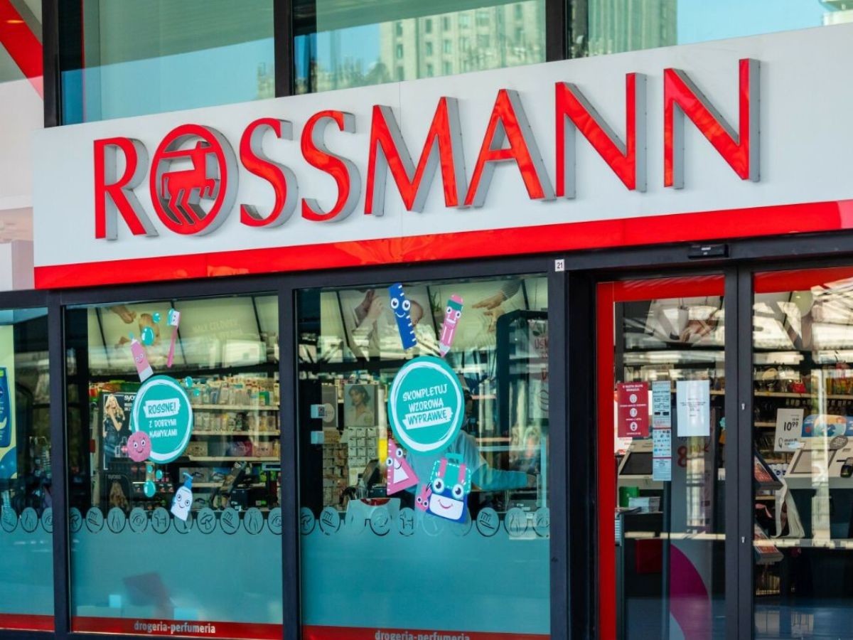 Plastikowe pojemniki z wacikami w Rossmannie