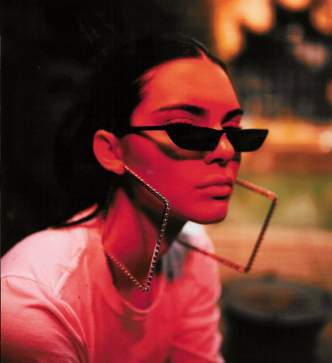 Kendall Jenner w okularach w stylu Matrix