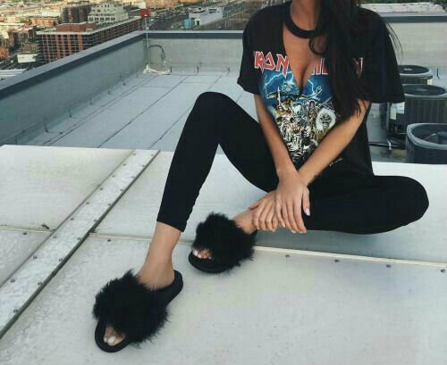 czarne klapki z futerkiem w stylu givenchy