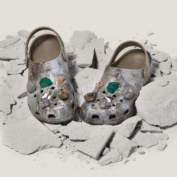 Gumowe buty z kamieniami morskimi na kamieniu