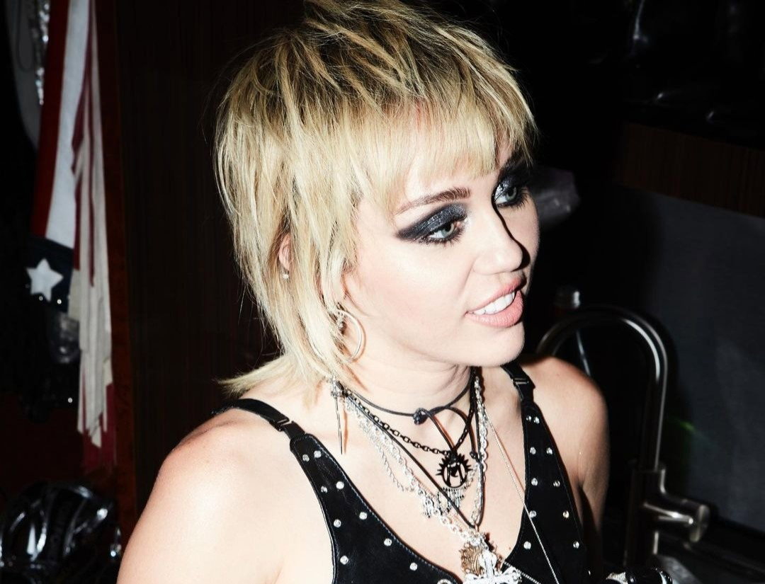 Miley Cyrus we fryzurze shaggy hair