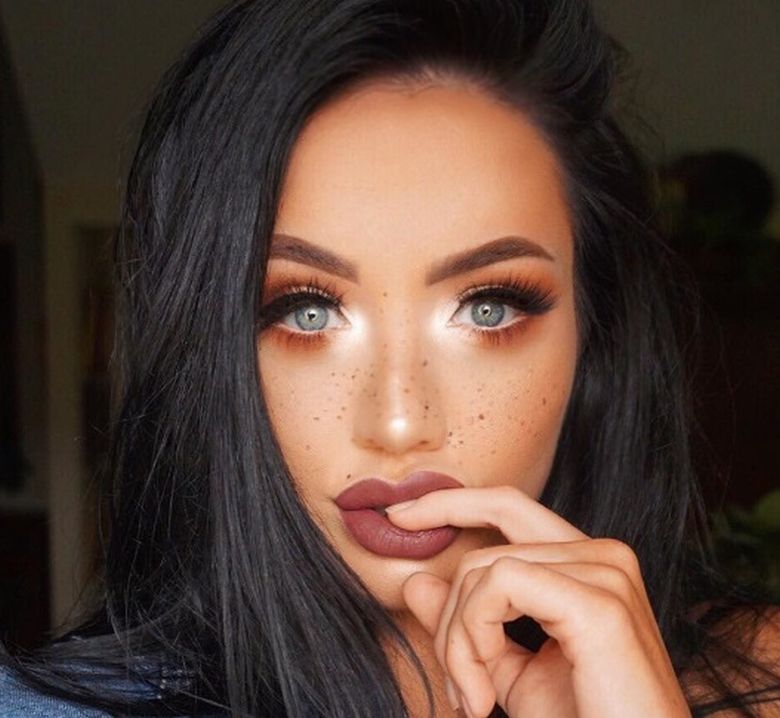 brunetka z makijażem halo eye