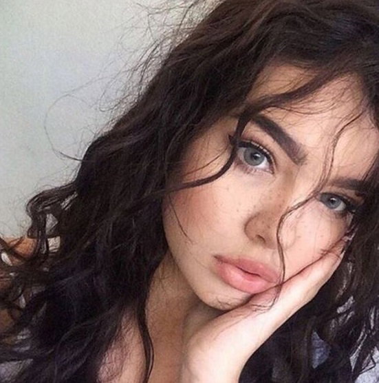 piegowata brunetka z kręconymi włosami selfie