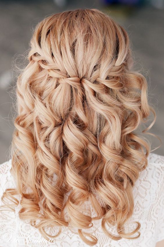 Blond kręcone włosy zaplecione w kaskadowy warkocz