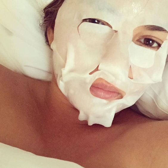 Jak wyglądać dobrze po nieprzespanej nocy - nałóż sheet mask
