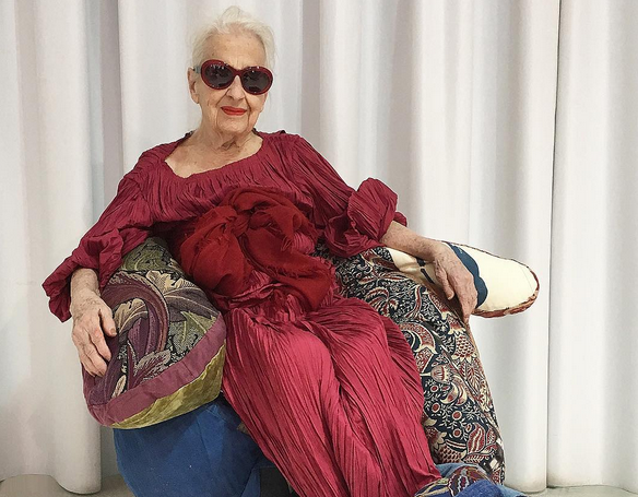 Ernestine Stollberg starsza pani modelka w czerwonej sukni sesja zdjęciowa