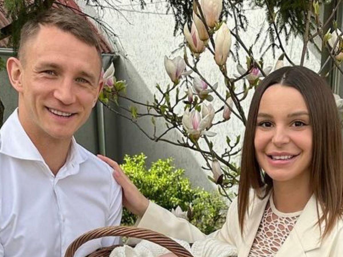 Paulina i Jakub Rzeźniczakowie pozują z córeczką