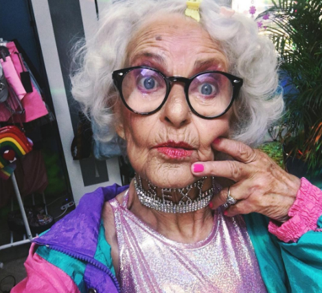 Selfie Baddie Winkle w kolorowej stylizacji