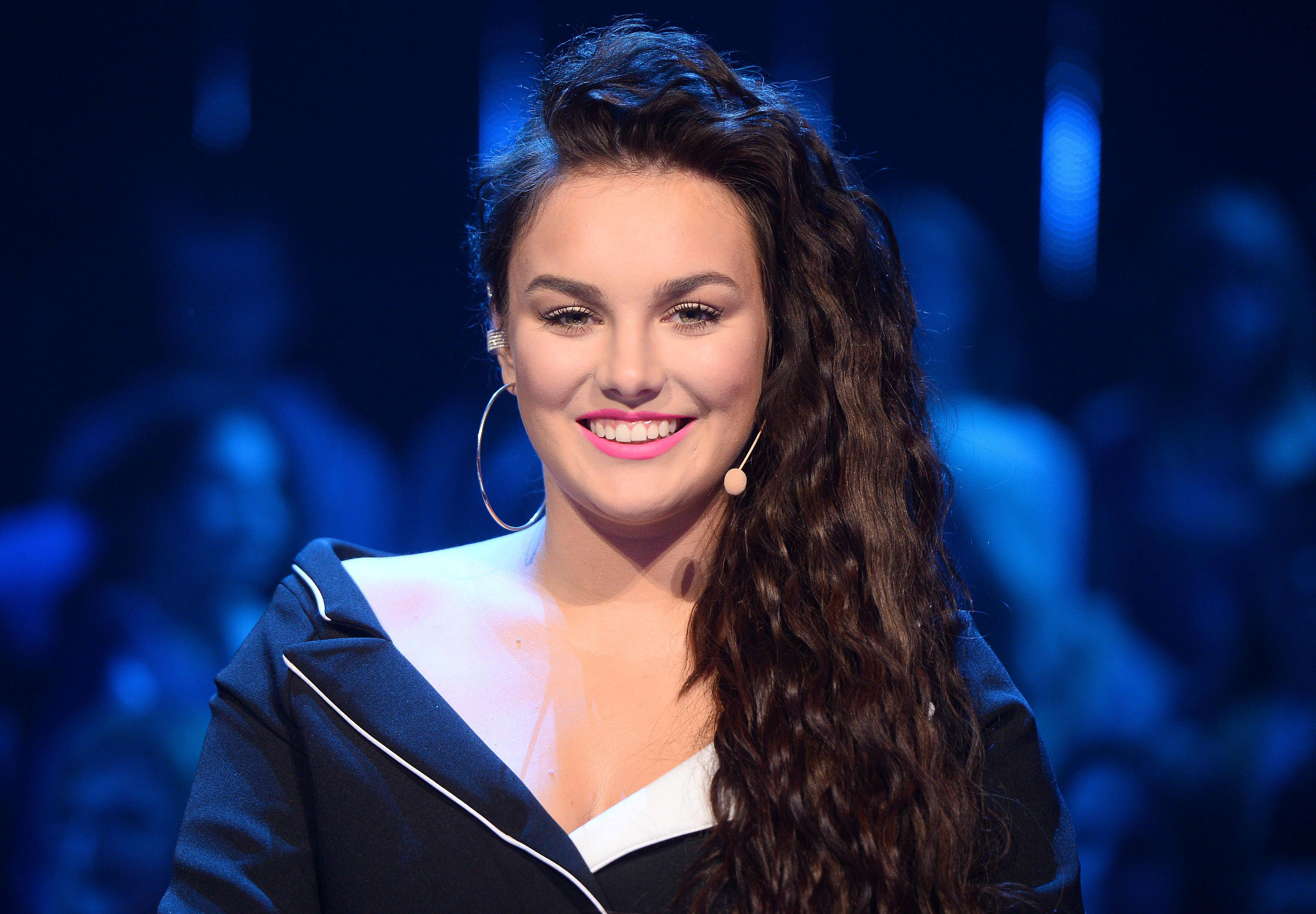 ewa farna stylizacja idol uśmiechnięta loki