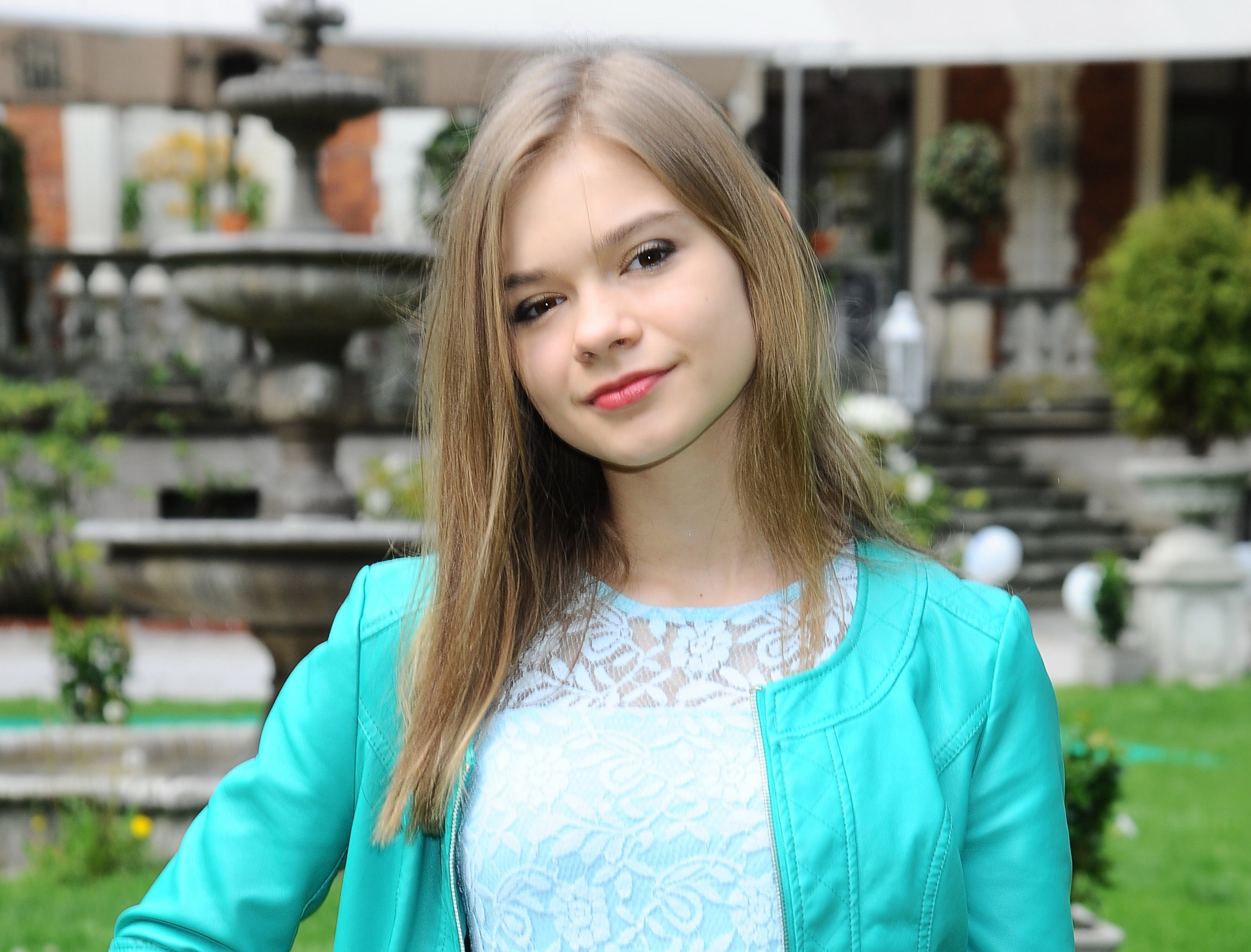 Zdjęcie Julii Wróblewskiej w blond włosach i zielonej kurtce