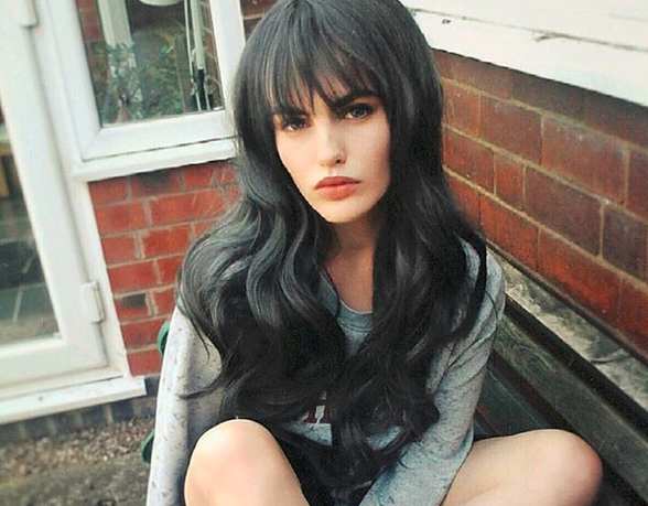 dziewczyna z włosami w odcieniu charcoal hair