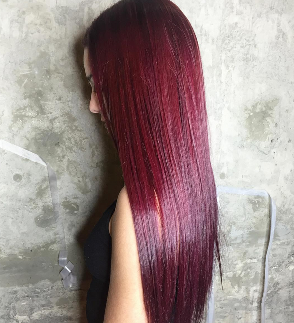 dziewczyna z długimi prostymi włosami w odcieniu cherry red