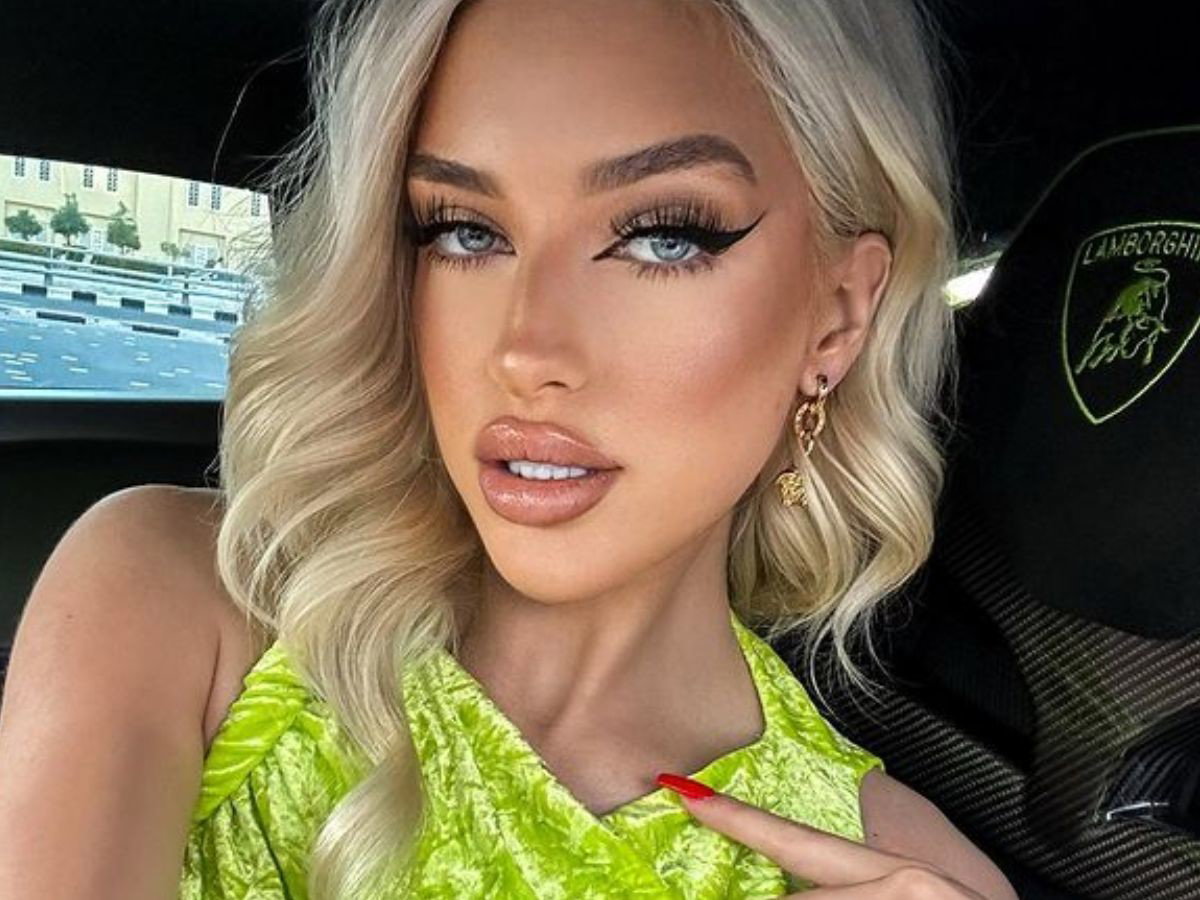 Caroline Derpienski w stroju kapielowym versace na plaży. Zabrala ze soba dodatek za 780 tysiecy zlotych