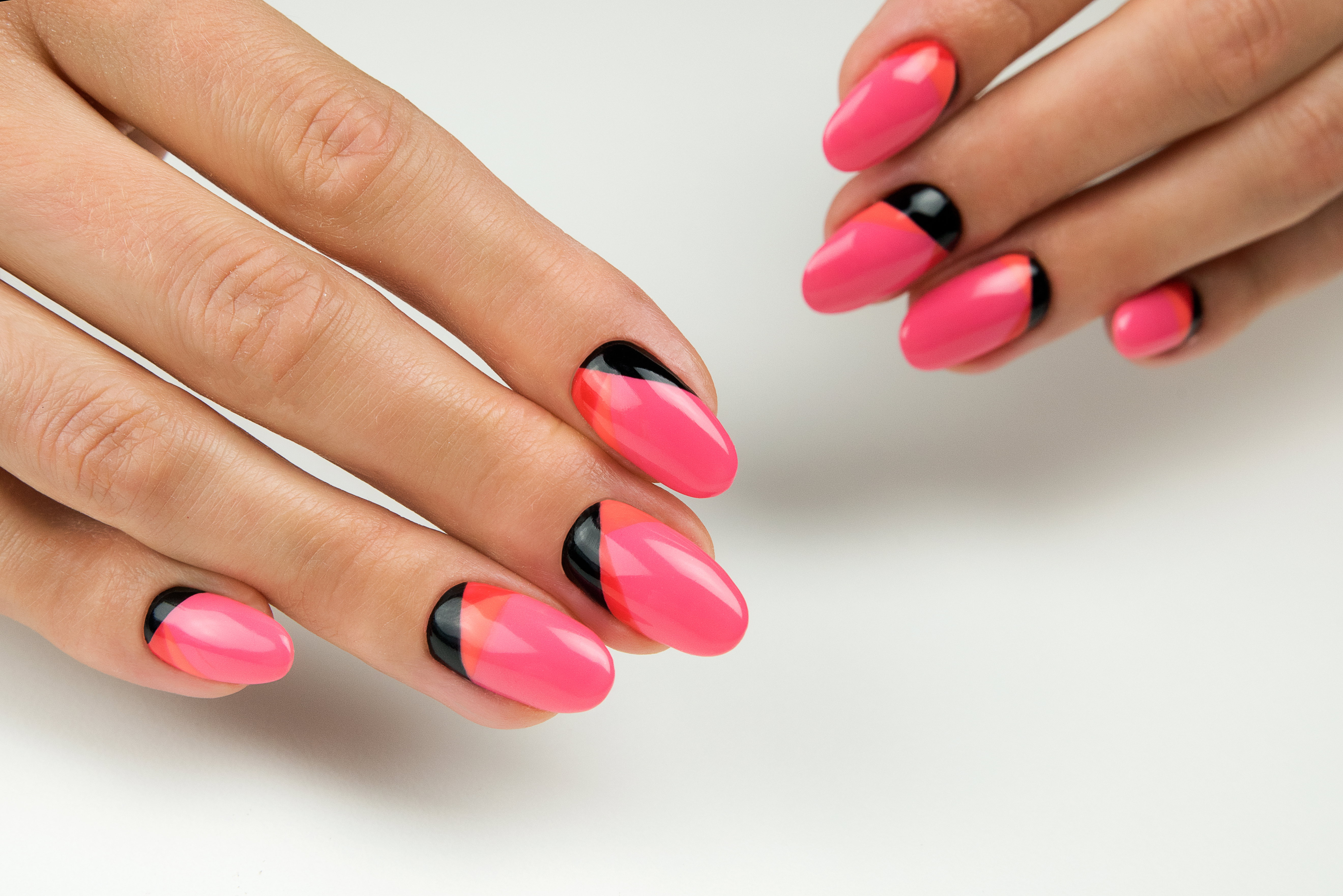 Manicure na lato z motywem color blocking