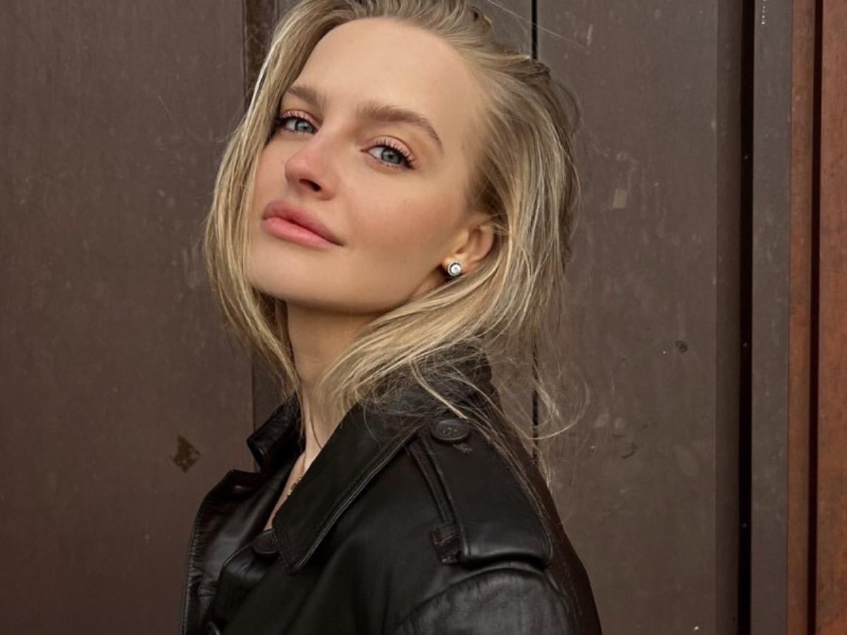 Karolina Pisarek w spodniach podkreślających biodra i wyszczuplających uda