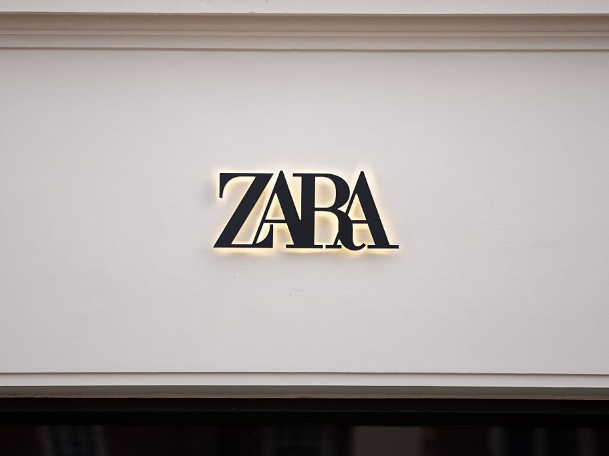 Zara wyprzedaje lniane spodnie palazzo w odcieniu piasku pustyni