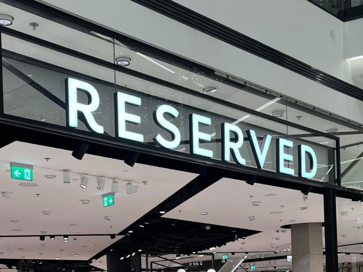 Kup błękitną sukienkę z Reserved, zanim się wyprzeda, bo to hit na letnie wesele
