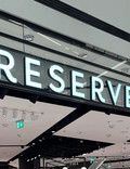 Kup błękitną sukienkę z Reserved, zanim się wyprzeda, bo to hit na letnie wesele