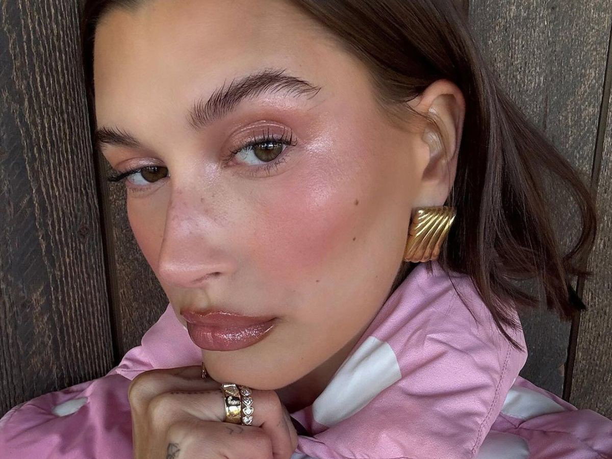 Hailey Bieber w modnym manicure glowing nails