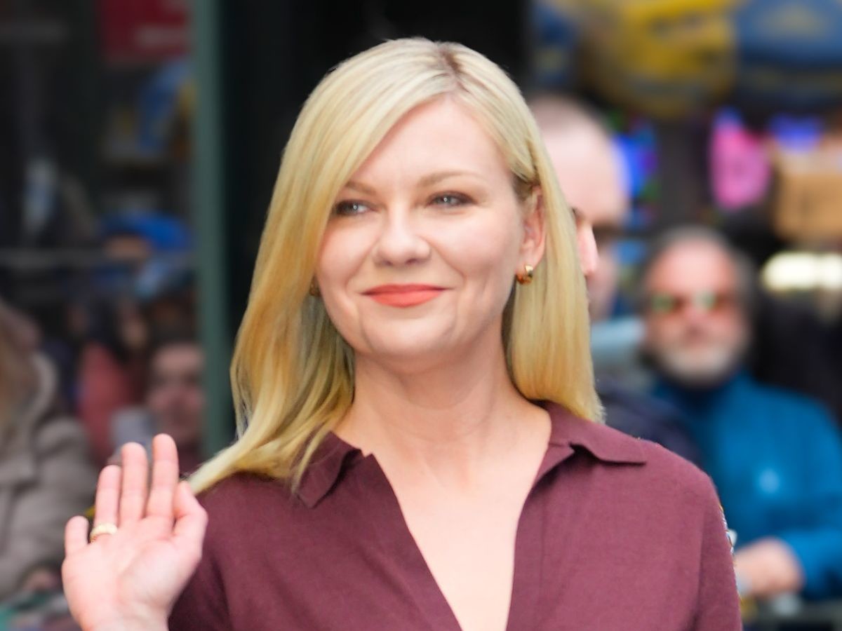 Kristen Dunst w stylizacji z koszulką polo