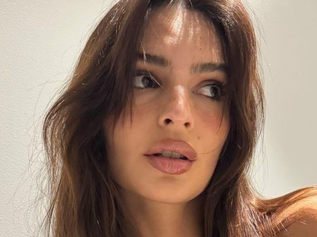 ‘Cherry chocolate brunette’ w stylu Emily Ratajkowski