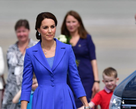 księżna kate wylatuje z polski fryzura makijaż