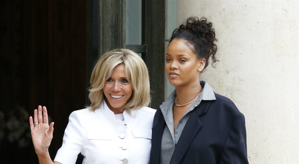 uśmiechnięta brigitte macron rihanna