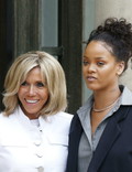 uśmiechnięta brigitte macron rihanna
