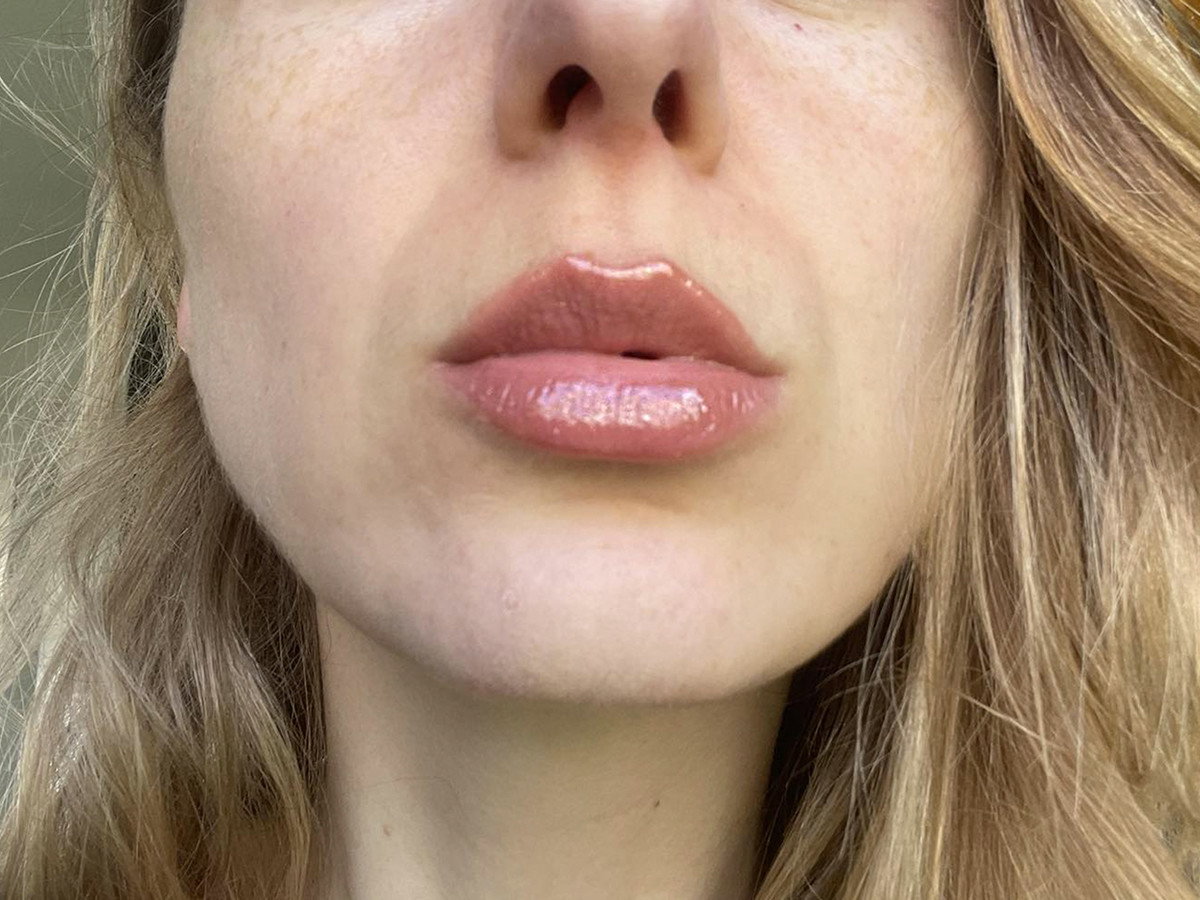 Ten błyszczyk za 21 zł z "meadowfoam" powiększył moje usta i dał efekt "glass lips". Zachwyca za każdym razem moje przyjaciółki