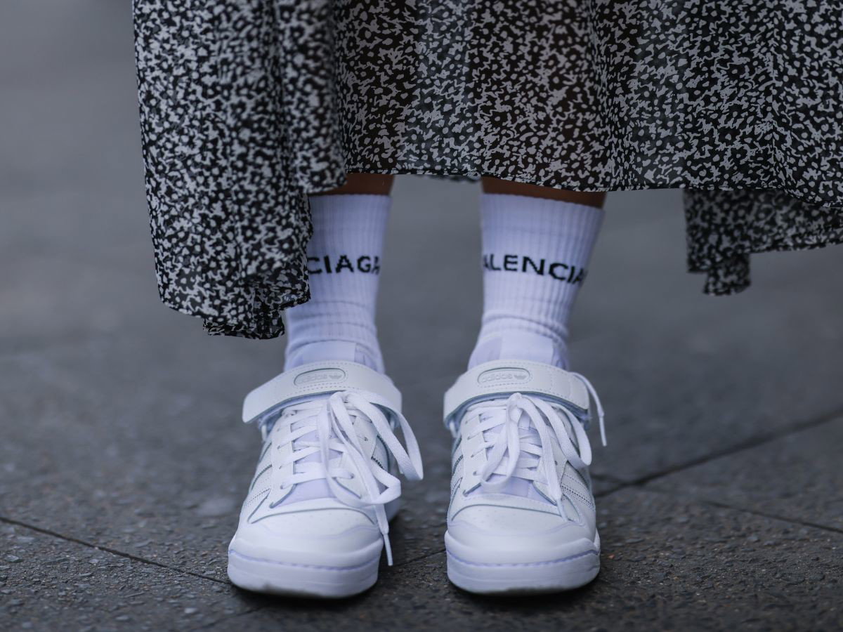białe adidasy do sukienki