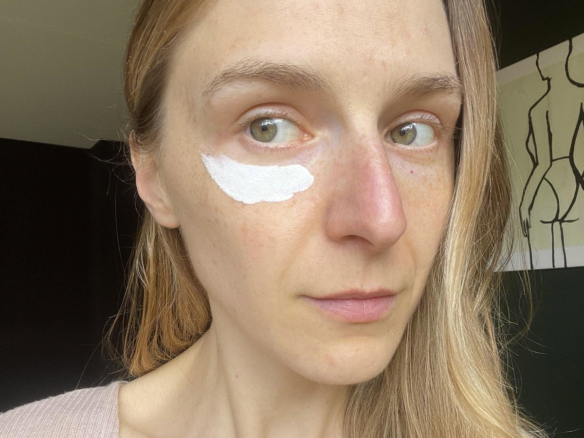 Żaden krem z SPF 50 nie współgra tak dobrze z moim makijażem. To cudeńko szybko się wchłania i daje efekt "soft skin"