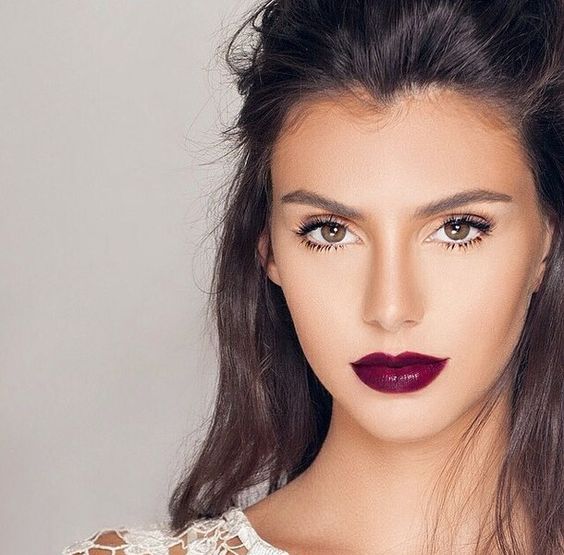 dziewczyna z śliwkowym makijażem ust