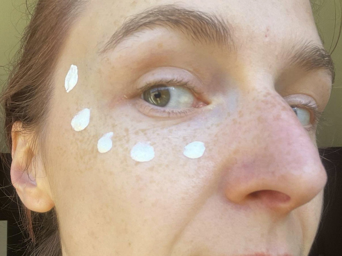 Te polski kremik na zmarszczki z SPF50+UVA/UVB i niacynamidem wyblurował pory i rozjaśnił przebarwienia jak gąbeczka z Photoshopa