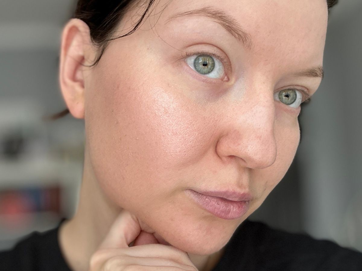Lekki fluid z witaminą C i SPF50+ daje efekt „hollywood glow”