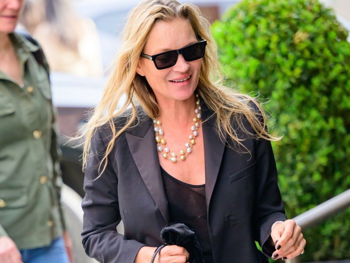 Kate Moss w modnej stylizacji dla kobiet 40+