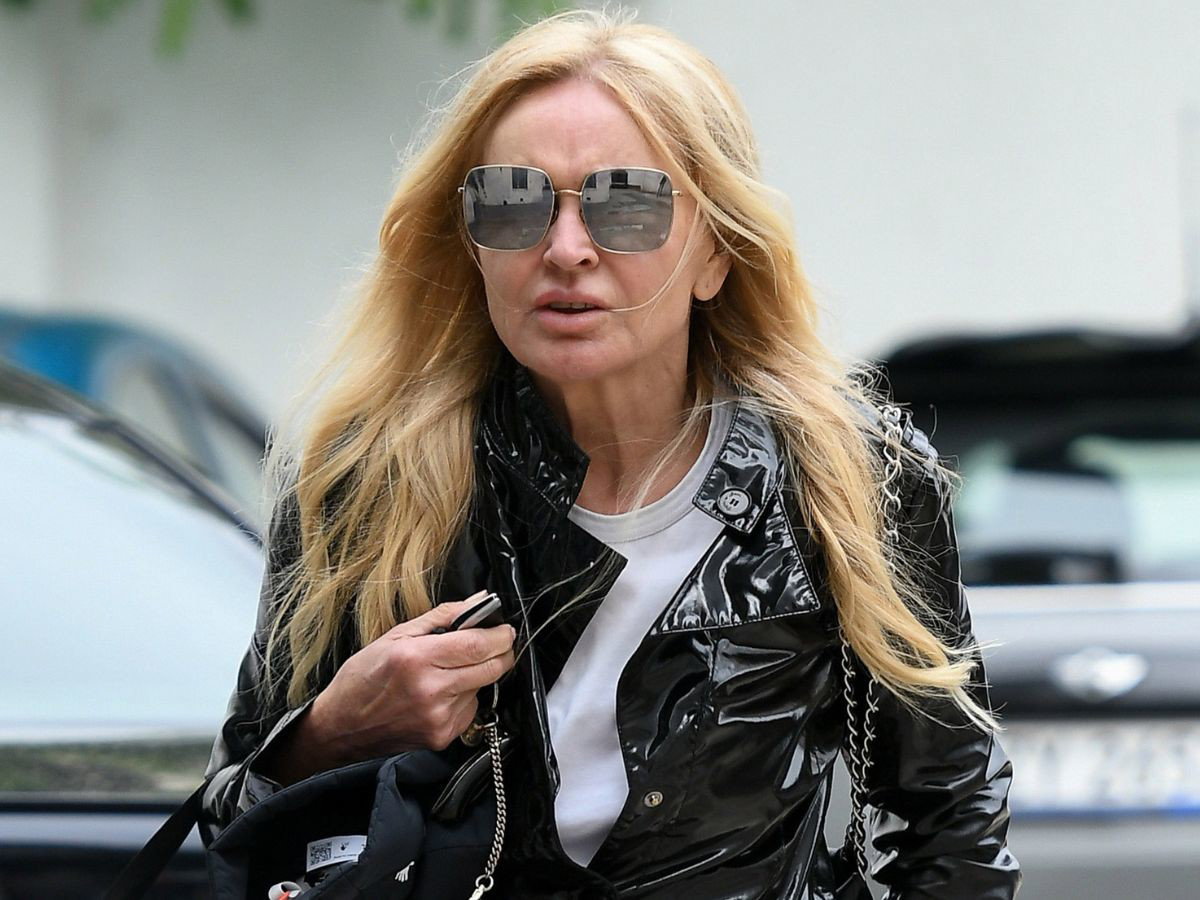 Monika Olejnik w butach Dior i torebką Chanel