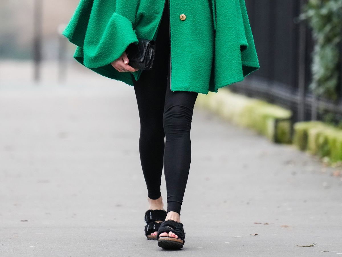 Wygodne klapki na lato w stylu Birkenstocków w Sinsay