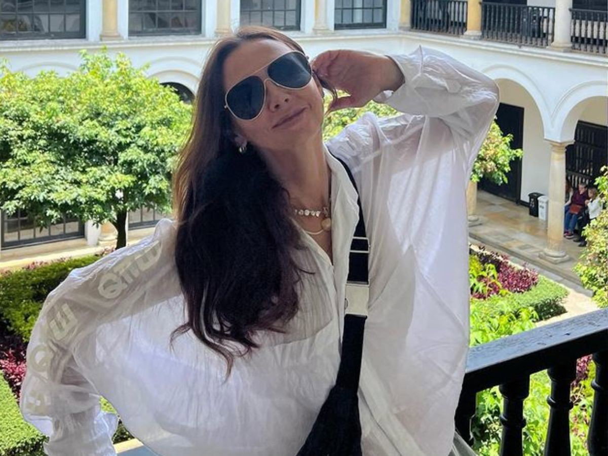 Kinga Rusin w idealnych jeansach dla kobiet 50+. Tworzą figurę klepsydry i wysmuklają uda