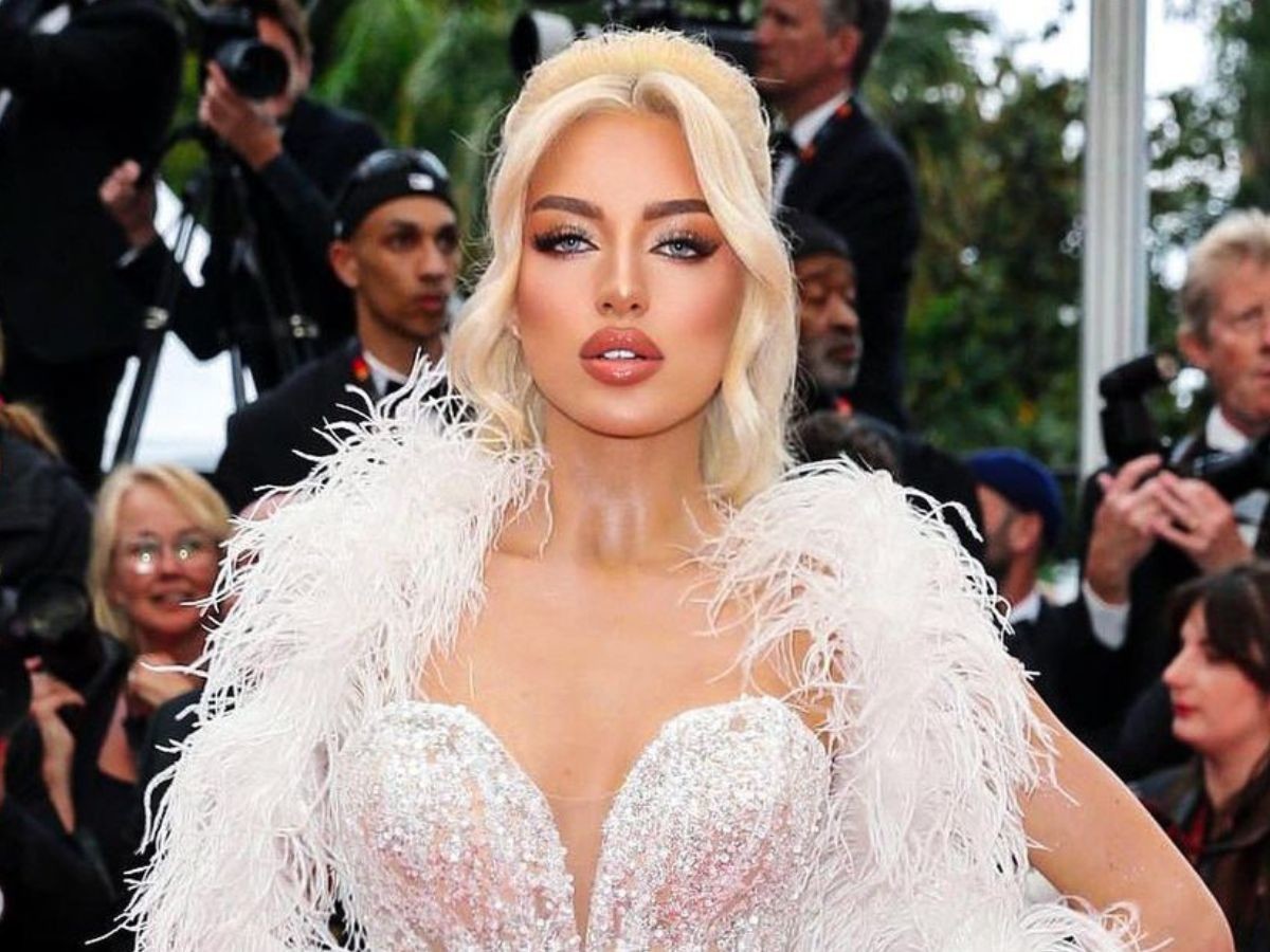 Derpieński w piórach na czerwonym dywanie w Cannes