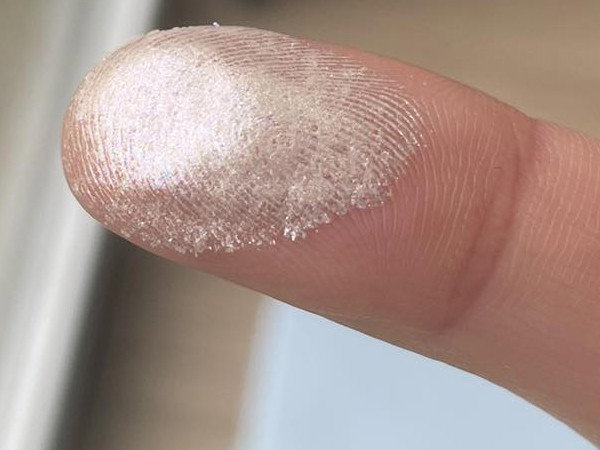 Tym cudeńkiem wymodelowałam kości policzkowe. W 300 sekund odjęłam sobie 5 lat i zyskałam modny "wet skin"