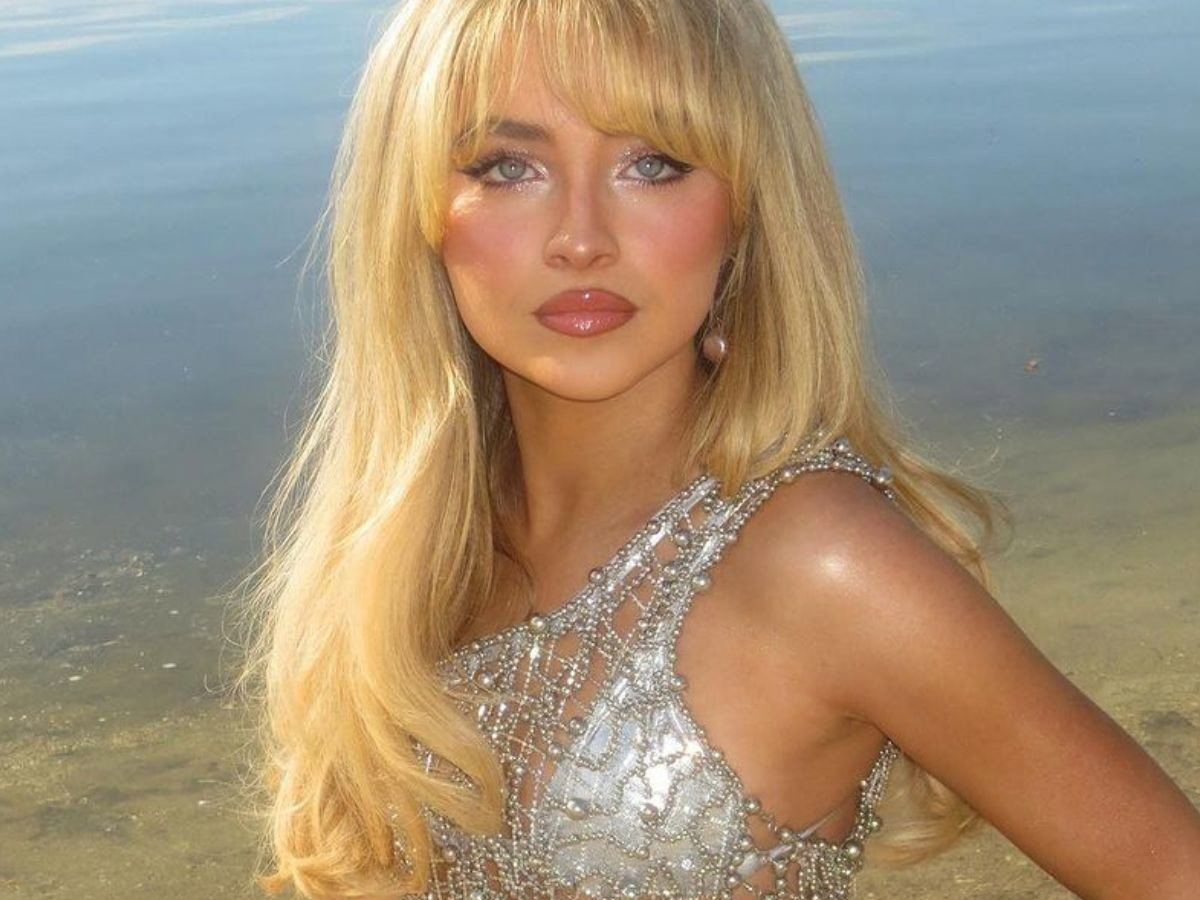 Cieliste rajstopy i podkolanówki nosi Sabrina Carpenter