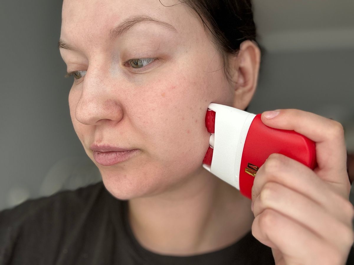 Liftingujące serum do twarzy z rollerem