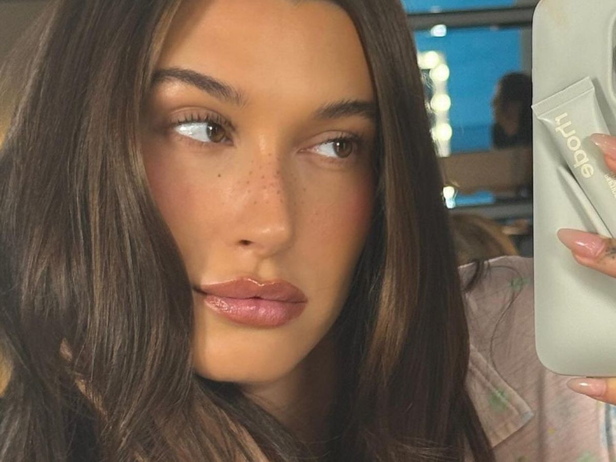 Hailey Bieber nosi delikatne paznokcie na czerwiec