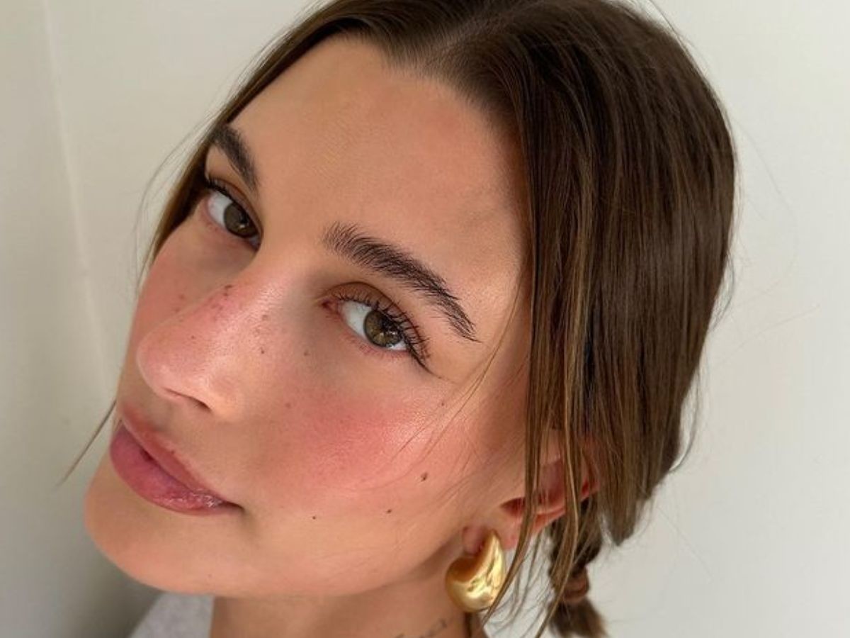 HAiley Bieber nosi Blossom nails