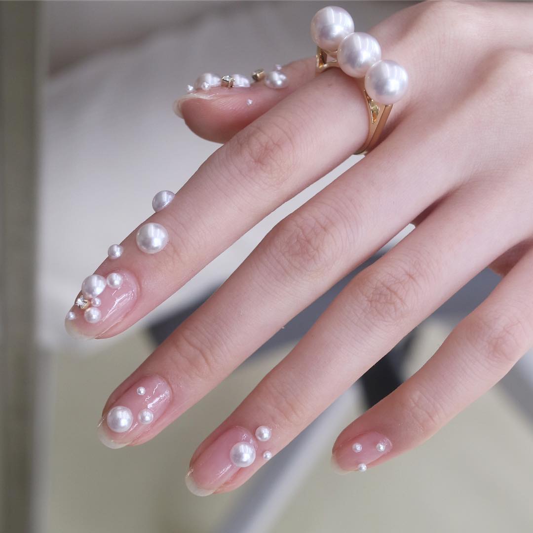 manicure z perłami