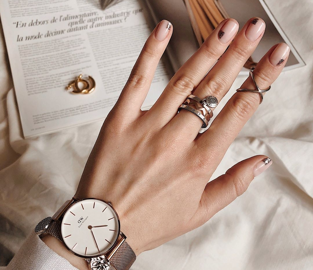 Trend na wiosnę 2019: blank space nails