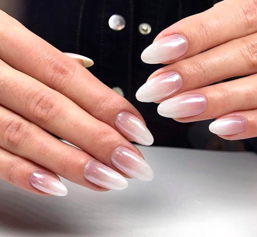 Nowa odsłona manicure babyboomer: Perłowe ombre