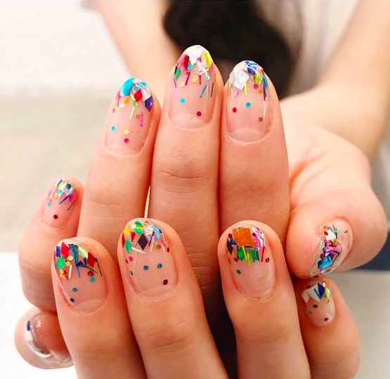 Modny manicure z konfetti na wiosnę i lato