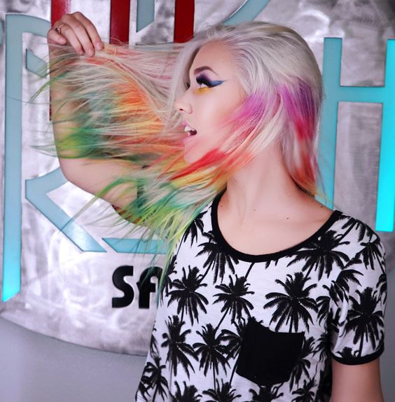 Szalona koloryzacja tie-dye szturmem zdobywa internet. Będzie hit?