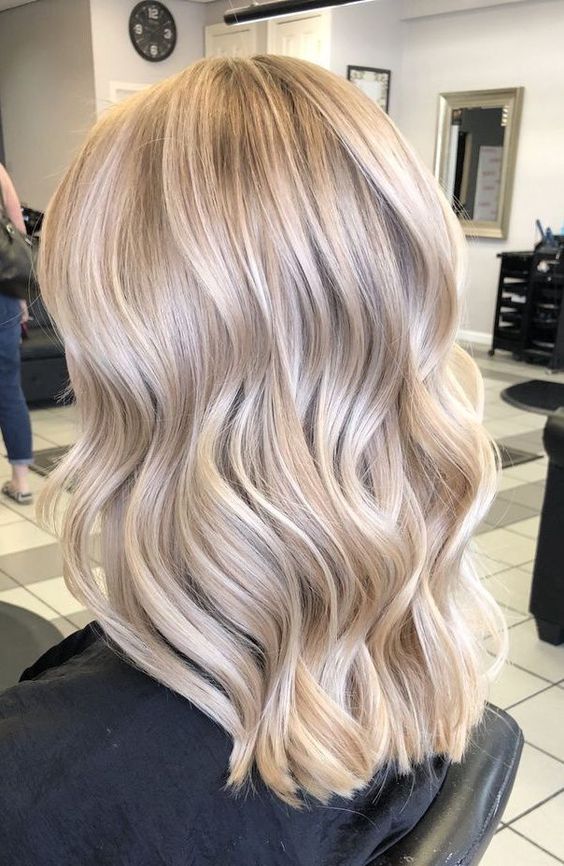 Włosy blond 2020 - koloryzacja stone blond